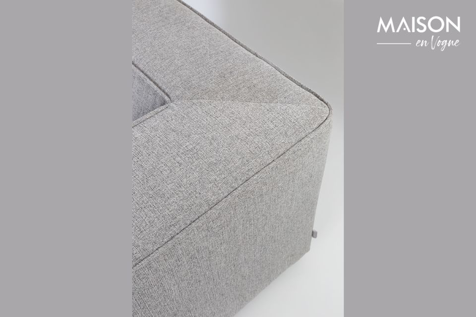 Acostado en su cómodo y acogedor asiento, te sentirás como un rey en el sofá gris claro del Rey