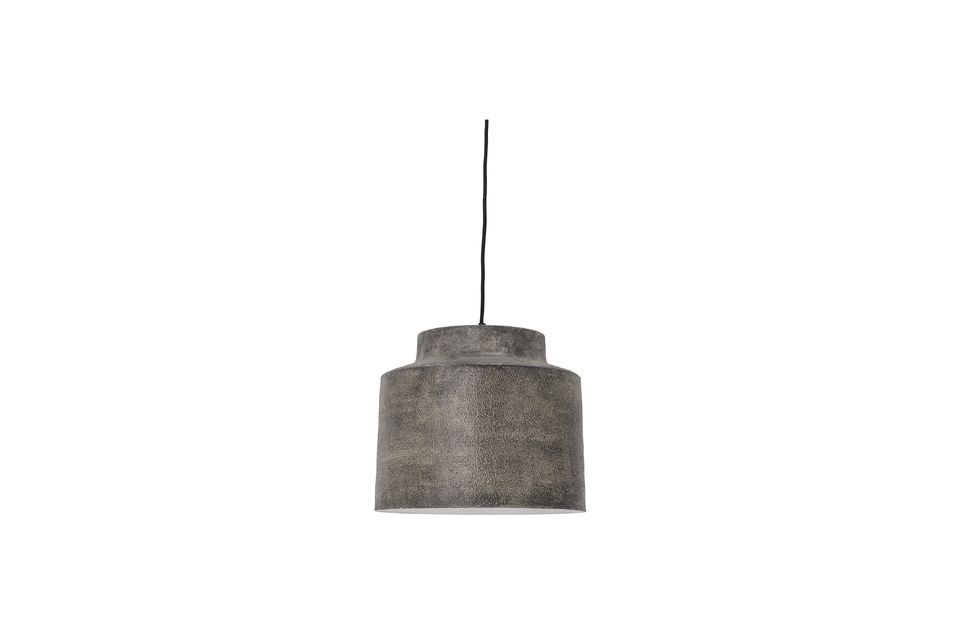 Se trata de una pesada lámpara de metal gris que añade modernidad a cualquier habitación en la