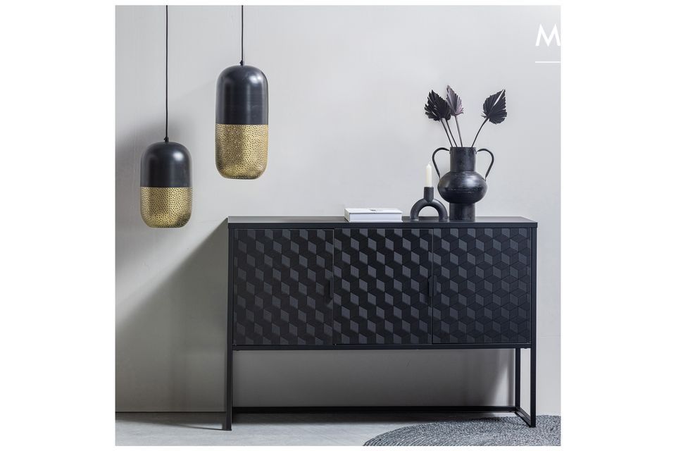 Lámpara colgante de metal negro y latón, de diseño contemporáneo y elegante.