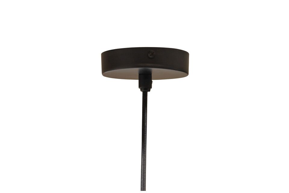 La originalidad de esta lámpara reside en su aspecto bicolor: una parte en metal negro mate y otra