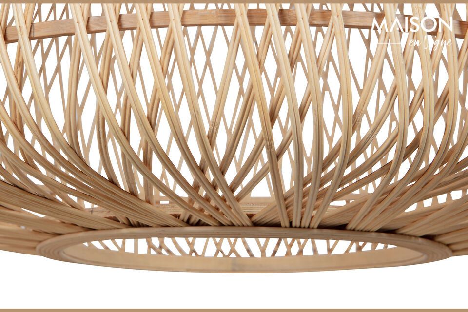 Ambiente acogedor para esta suspensión de bambú tejido propuesta por la marca WOOD