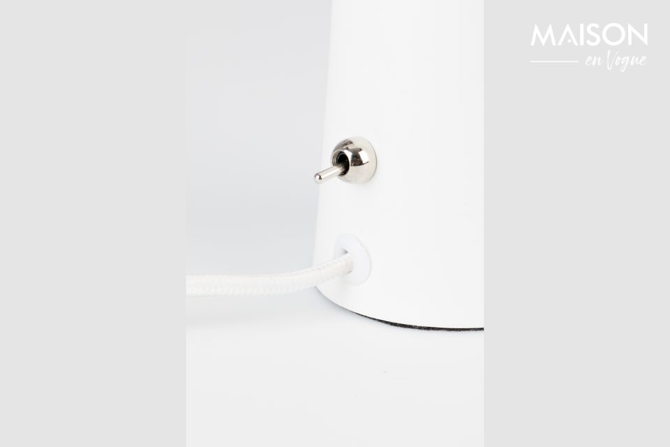 Su diseño simple parece un pequeño foco blanco, con un estilo elegante e innovador