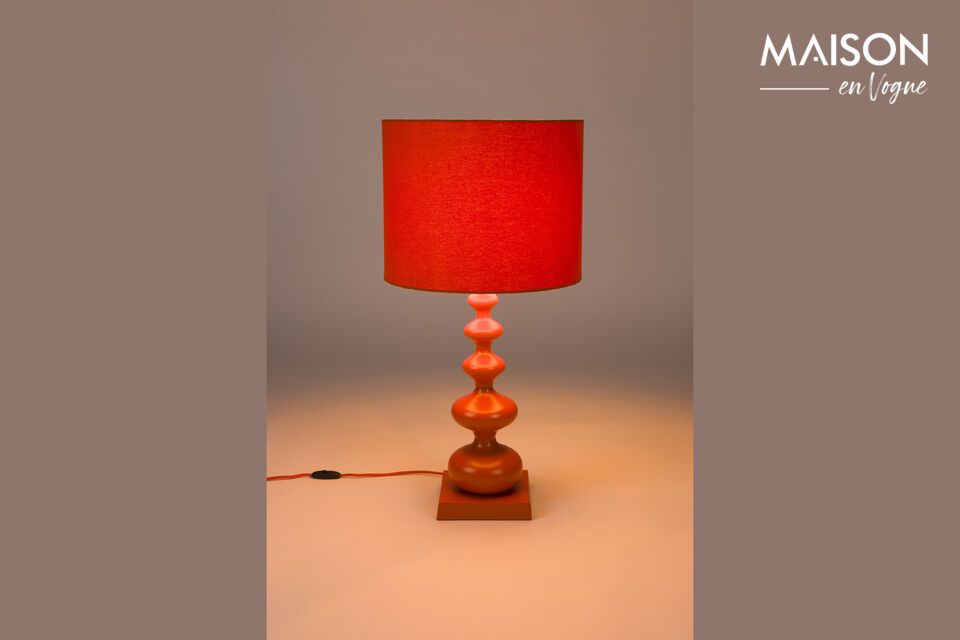 Imagínatela entronizada sobre una mesa auxiliar