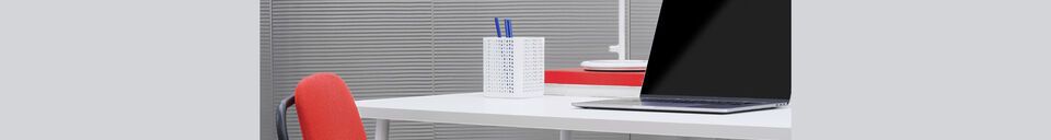 Descriptivo Materiales  Lámpara de mesa Flow de metal lacado en blanco