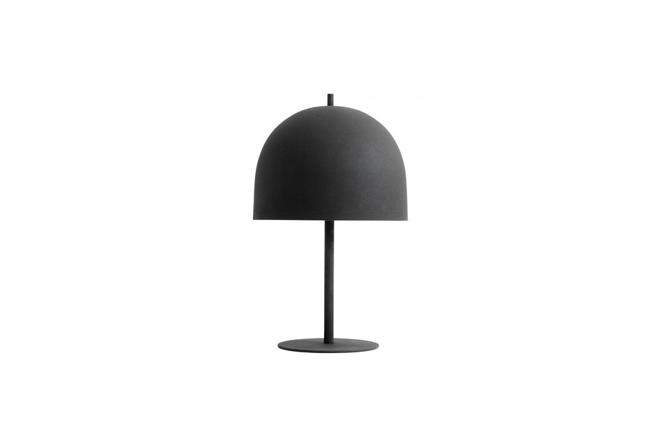 Esta hermosa lámpara de la marca Nordal está hecha de metal lacado negro mate