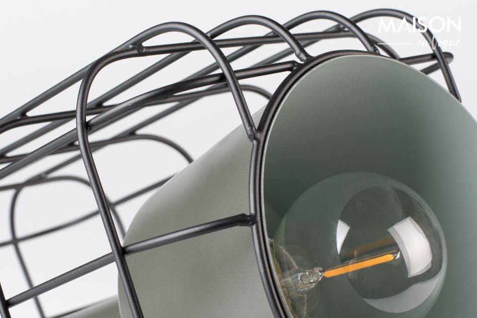 Una lámpara de mesa de diseño en un estilo industrial chic que recuerda a un proyector de cine o