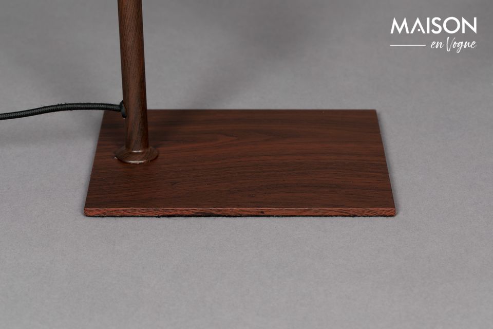 La lámpara de mesa Suoni propuesta por la marca de diseño Dutchbone recuerda a los típicos