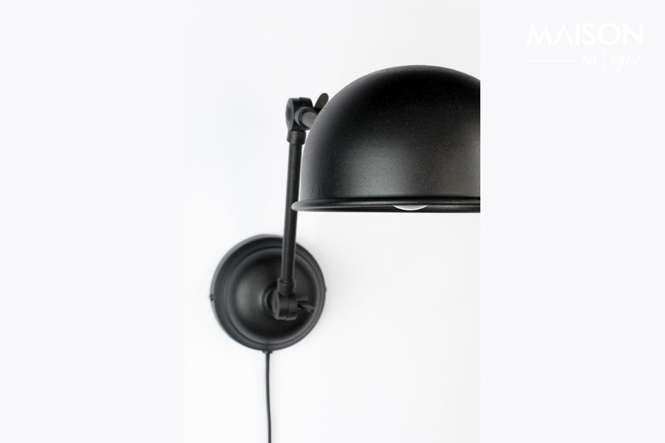 Una elegante lámpara de campana de pared