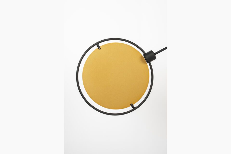 Esta luminaria distintiva cuenta con un disco dorado ajustable y un brazo flexible