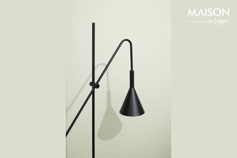 Una lámpara de pie negra que se adapta a cualquier estilo de interior