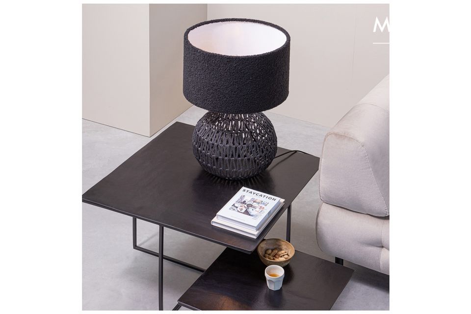 Esta lámpara de ratán negro Macy atraerá la atención de todos sus invitados durante sus veladas
