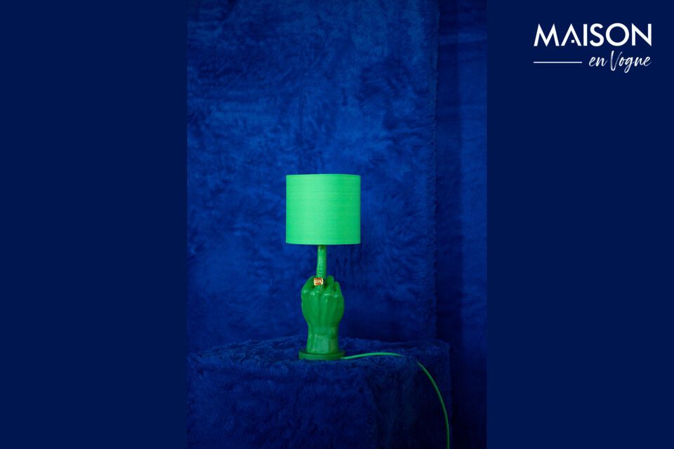 La lámpara de sobremesa What If de resina verde es mucho más que una luz: es una declaración de