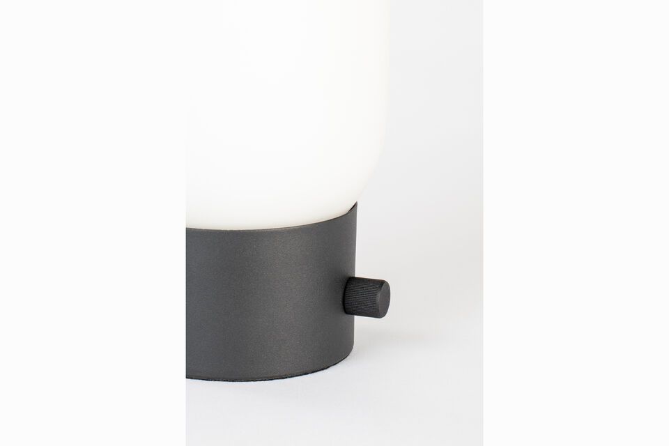 La Urban Charger tiene un acabado en cristal negro brillante que añade un toque de sofisticación a
