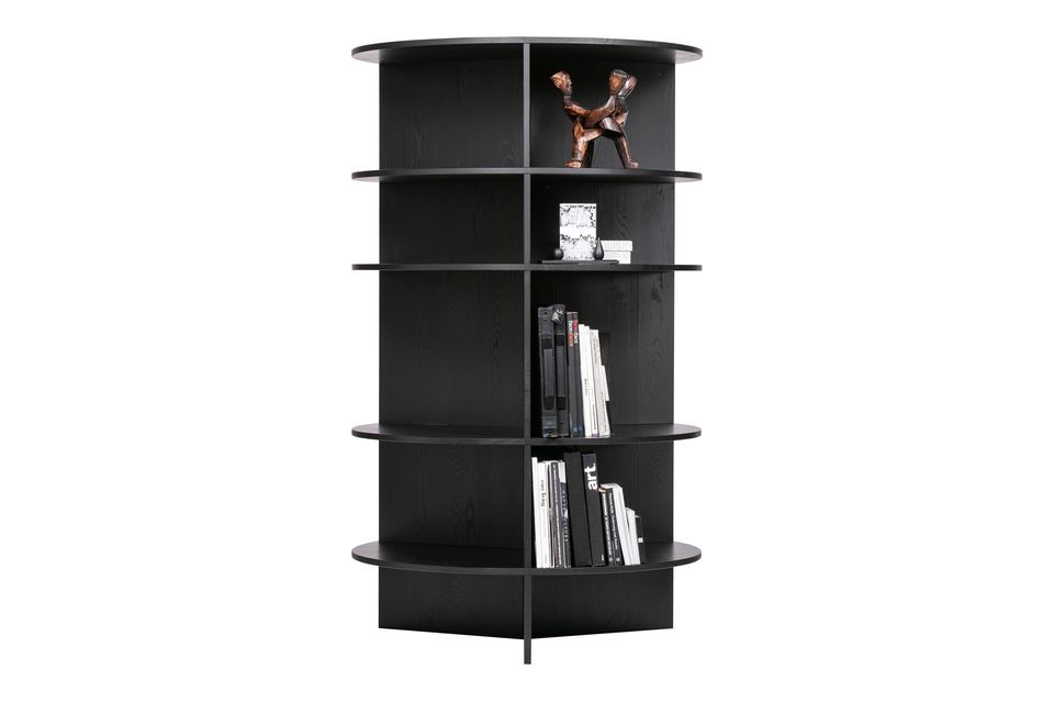 Librería de madera negra con formas redondeadas