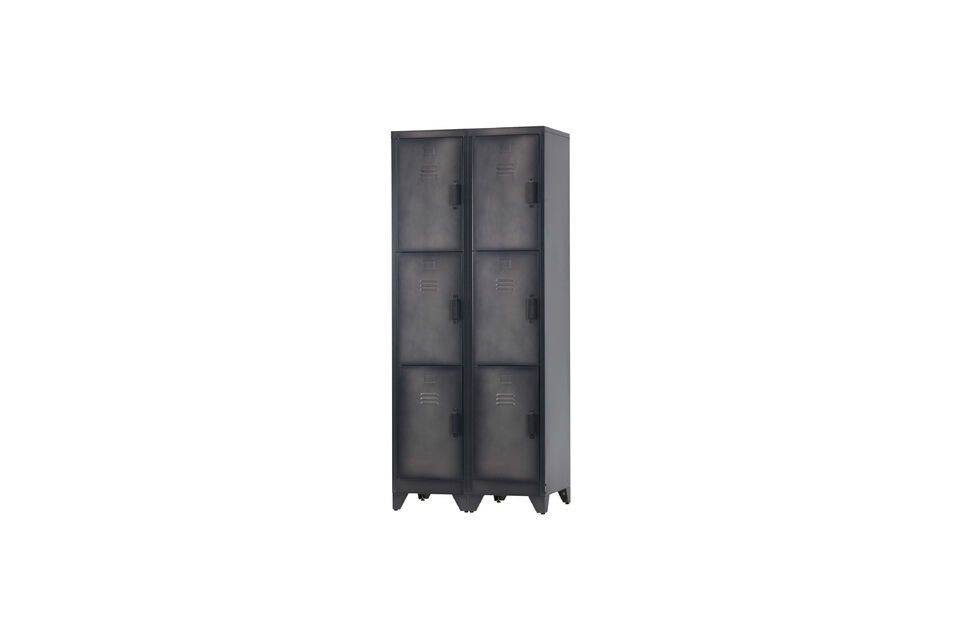 Con tres puertas de taquilla y tres estantes detrás