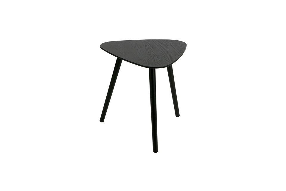 Las mesas tienen un acabado negro que les confiere un diseño elegante