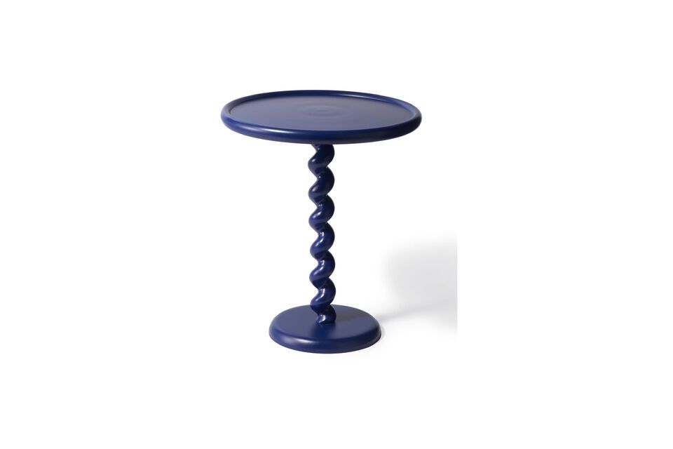 La mesa auxiliar Twister de aluminio fundido azul oscuro ha sido creada por los diseñadores del