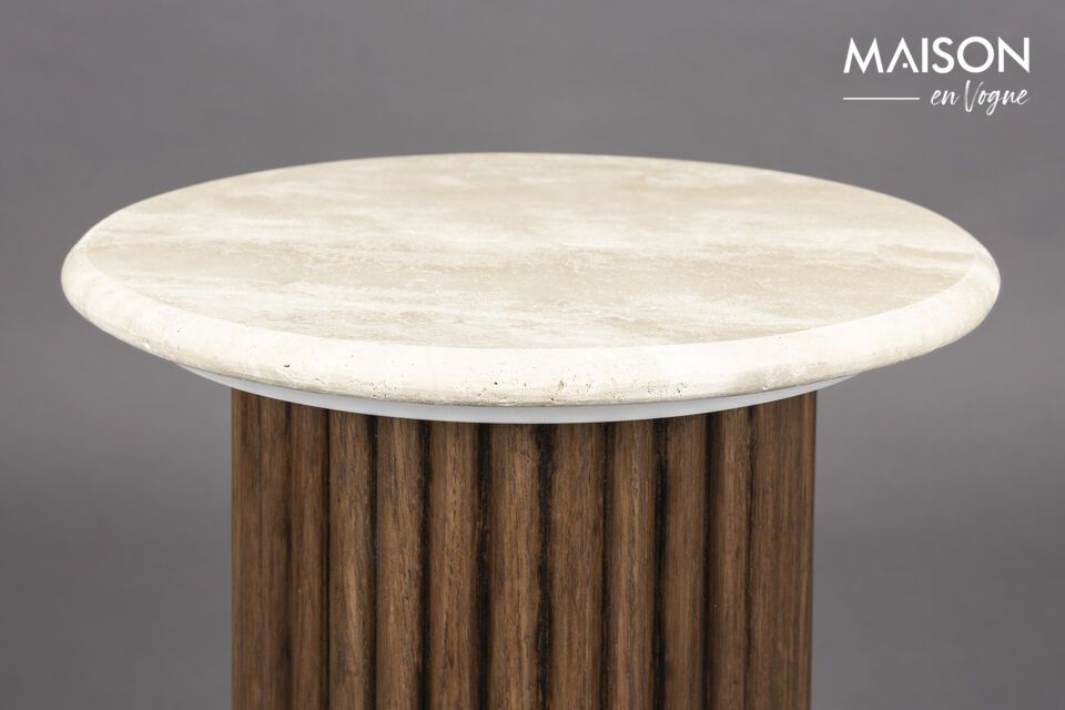 La mesa auxiliar de madera beige Arda evoca un mundo en el que confluyen calidez y elegancia