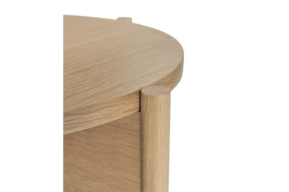 Esta pequeña mesita de noche de madera tiene una estética sencilla pero moderna