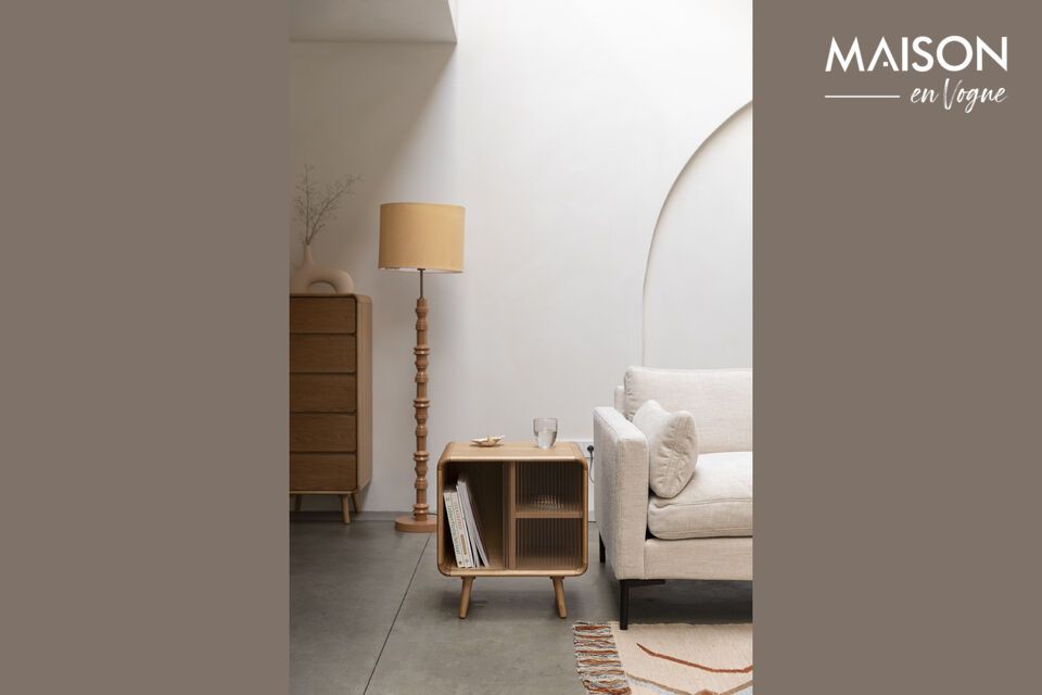 La mesa auxiliar de madera beige Rise es un elemento esencial en cualquier ambiente contemporáneo