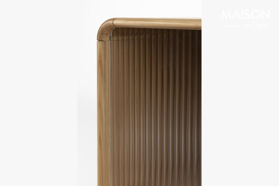 Imagine esta mesa iluminando un rincón de su salón o adornando un dormitorio