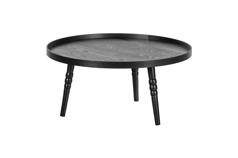 Fabricada en pino lacado en negro mate, esta mesa auxiliar es robusta y elegante
