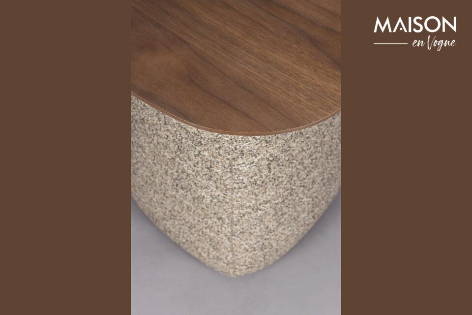 Su color marrón evoca la calidez de una madera noble