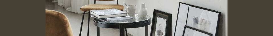 Descriptivo Materiales  Mesa auxiliar de metal negro Smoke