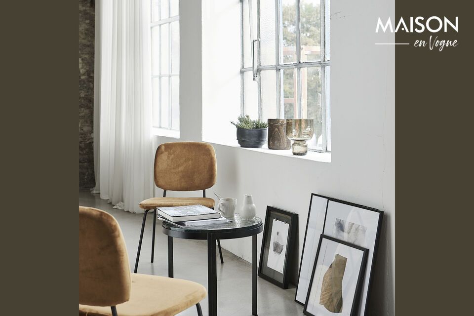 Elegancia minimalista, hierro negro sofisticado para cualquier decoración.