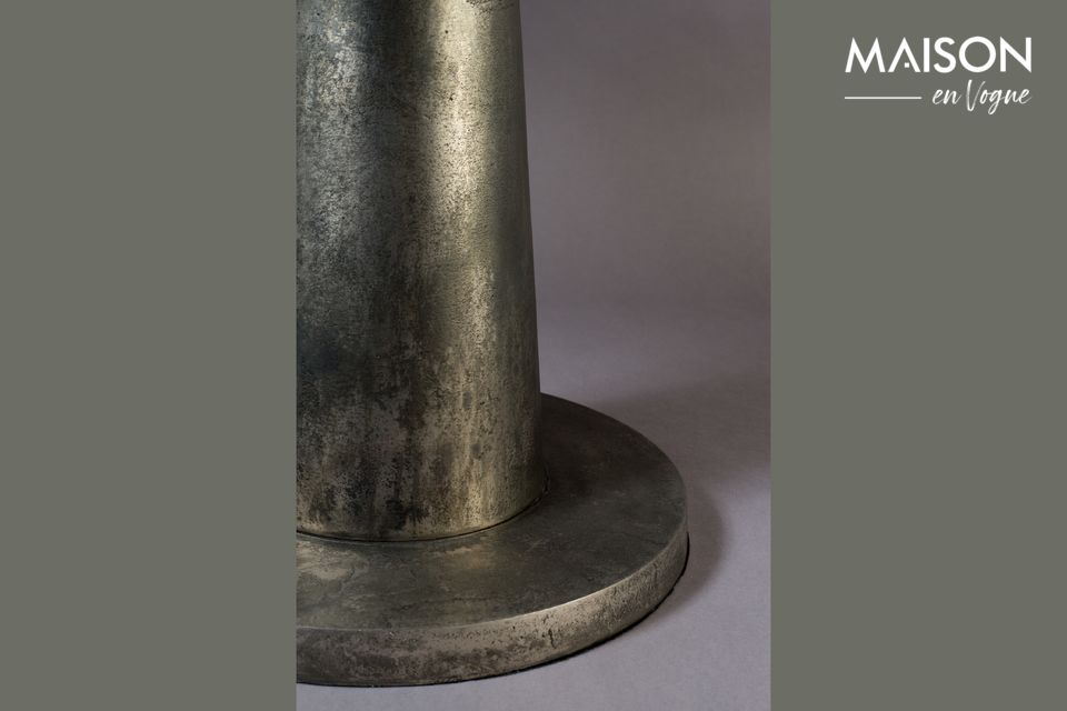 Descubra el saber hacer y la inspiración creativa de Dutchbone en este modelo de mesa auxiliar con