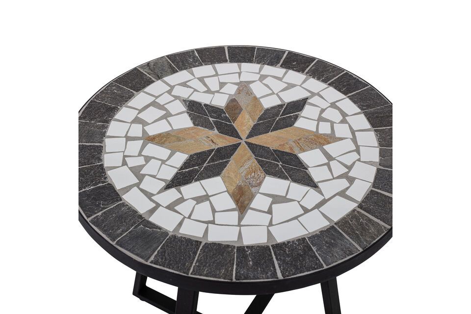 La combinación de piedra, cerámica y acero hace que esta mesa sea muy especial