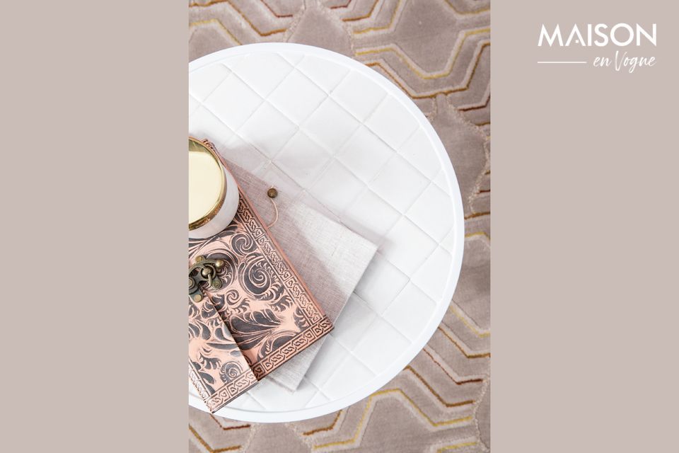 Para su mesa auxiliar blanca esmaltada, la marca Zuiver ha optado por un diseño redondeado