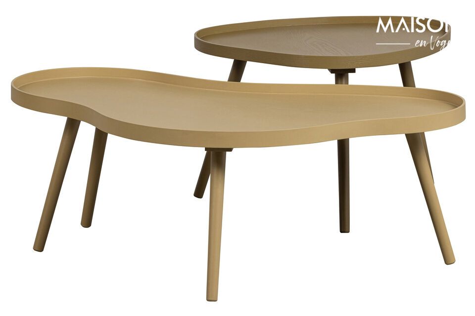 La mesa auxiliar de madera beige Mae impresiona por su forma orgánica