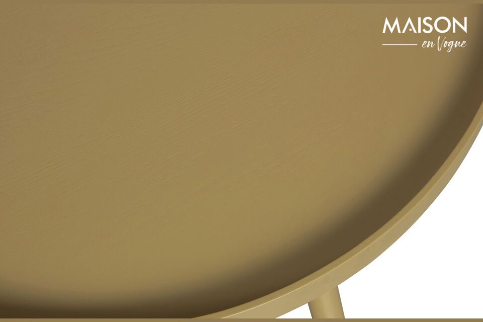 La mesa está fabricada en MDF y tiene una superficie lisa y agradable al tacto