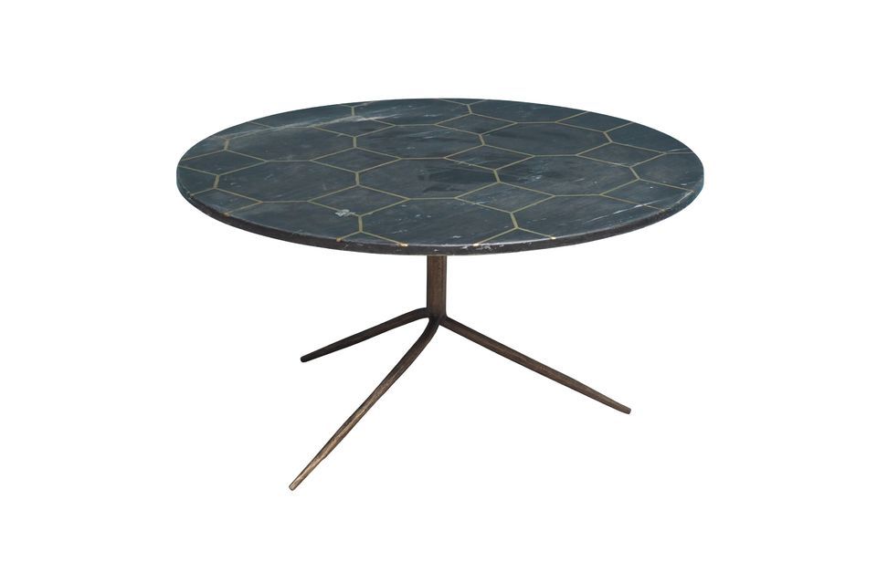 De forma circular, esta mesa tiene una tapa de mármol gris con latón en forma de panal