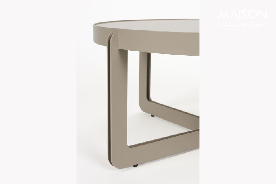 Combinada con cojines texturizados o accesorios de madera en bruto