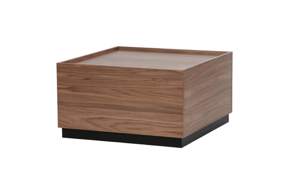 La mesa de centro chapada en nogal Block es una robusta mesa auxiliar chapada en nogal con zócalo