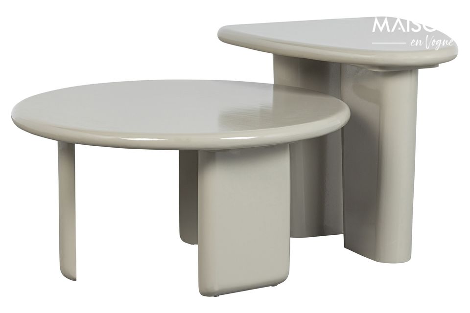 El tablero redondo de la mesa y las patas de formas juguetonas forman un hermoso diseño