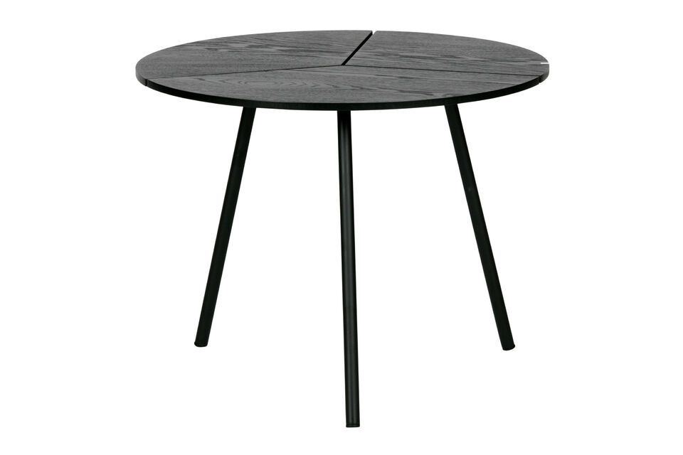 El tablero lacado en negro en tres partes confiere a esta mesa un carácter muy especial y original
