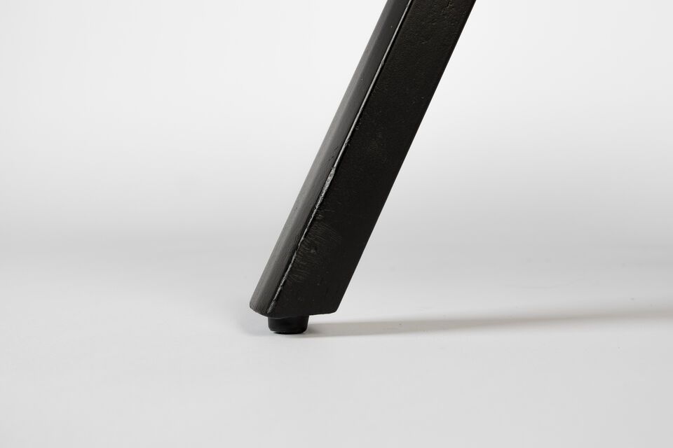El color negro intenso y la rica textura de la madera de teca se combinan para crear un mueble que