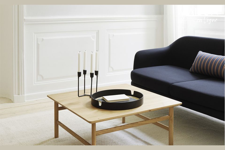 La mesa baja Grow grande de roble macizo es el mueble perfecto para colocar en el centro de un gran