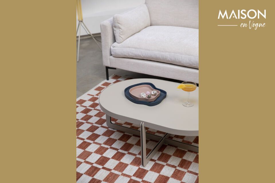La mesa de centro ovalada de acero beige aporta un toque de elegancia minimalista a cualquier salón