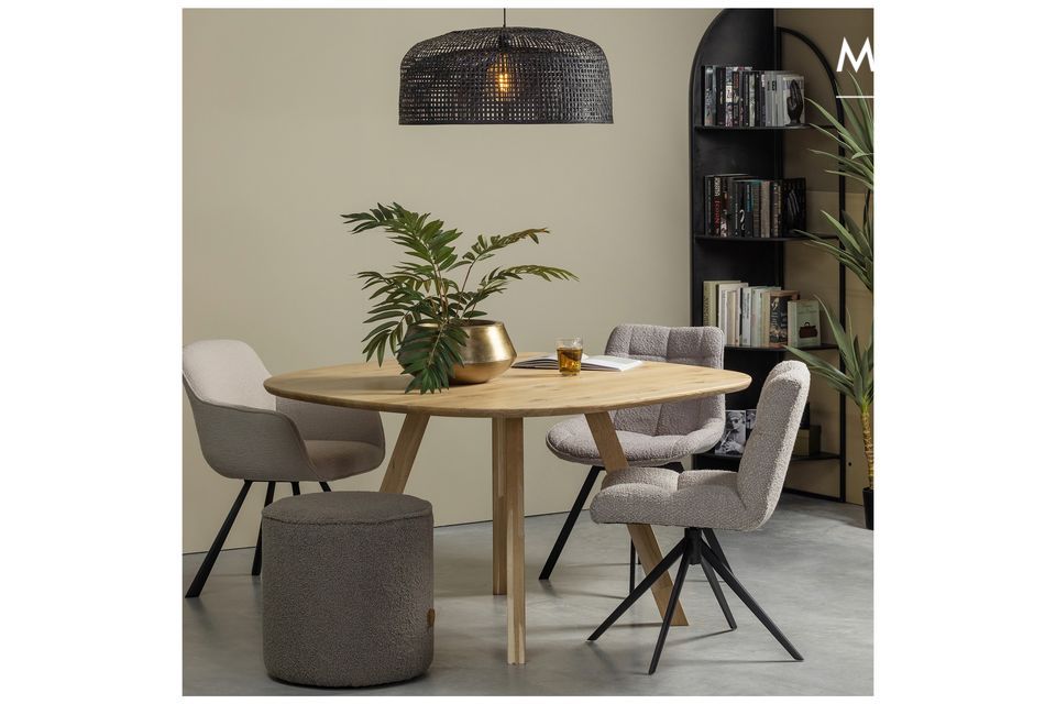 Esta mesa de comedor chic y sobria da juego por la forma orgánica de su tablero