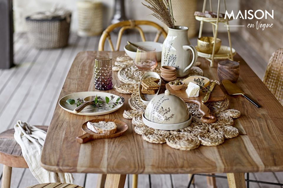 La mesa Luie es de madera de acacia en un bonito y cálido color natural