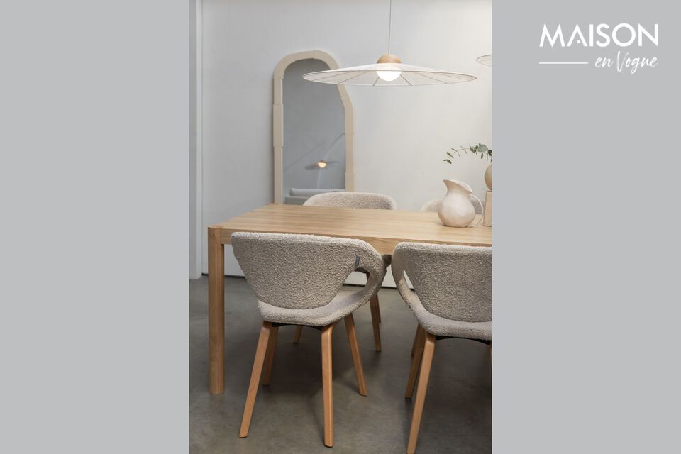 Una mesa cálida para compartir momentos.