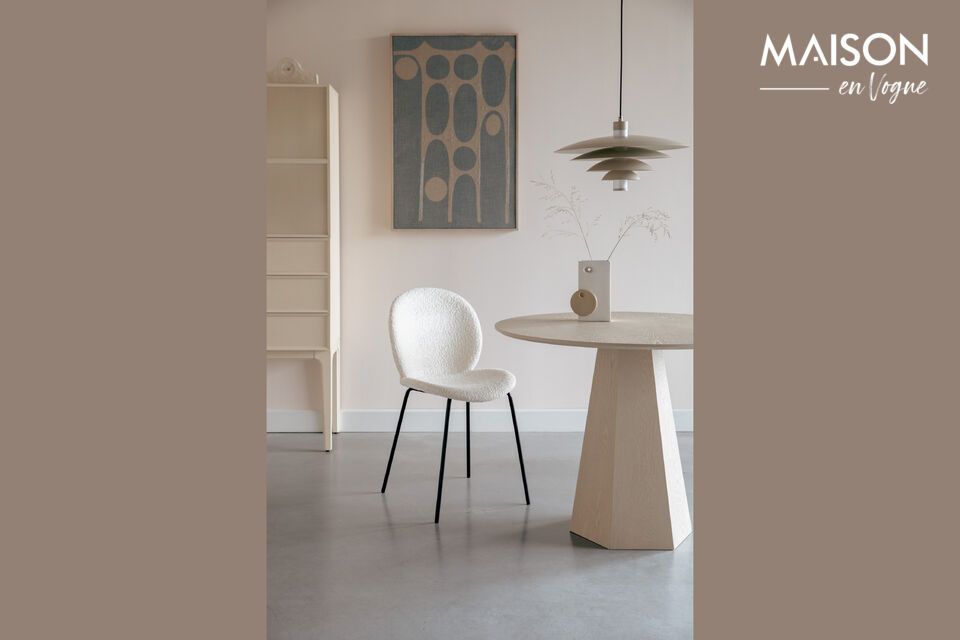 La mesa de comedor Pilar de chapa de fresno beige ofrece una serenidad visual excepcional