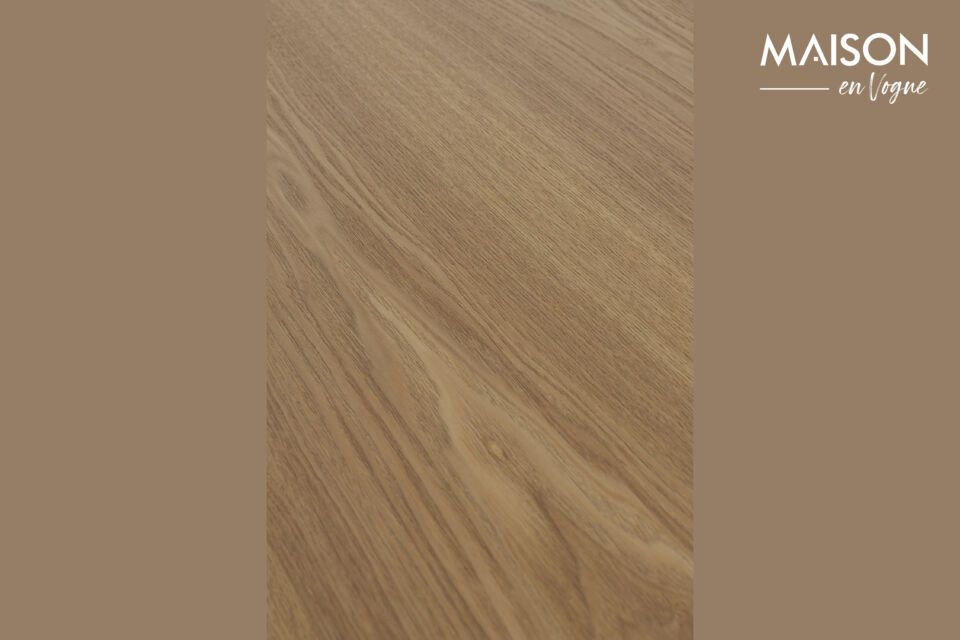 El delicado tono marrón de esta mesa parece combinar de forma natural con una gran variedad de