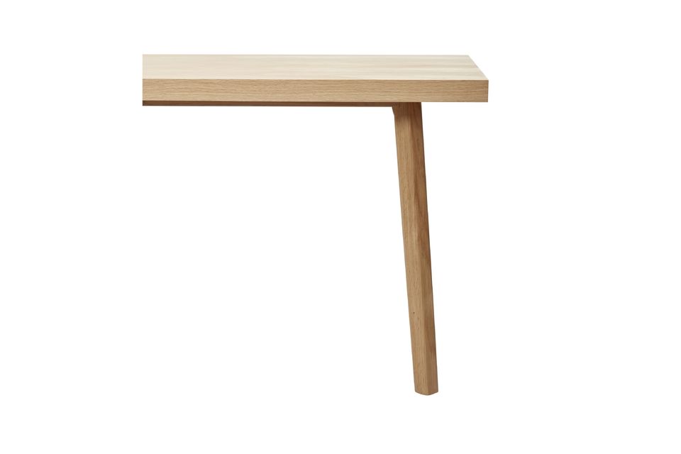 Una mesa de generosas dimensiones fabricada con madera responsable