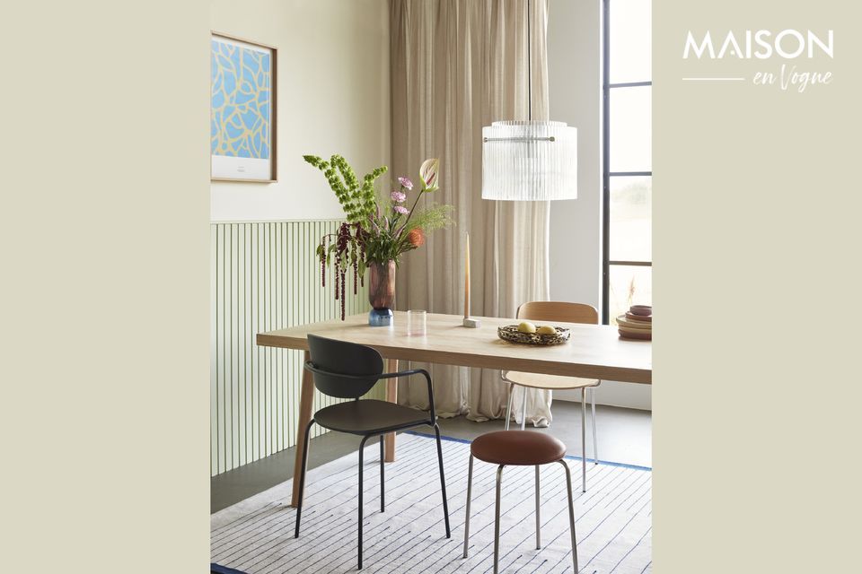 Descubra esta mesa de comedor de madera Ligne de color beige con notas decididamente sobrias de