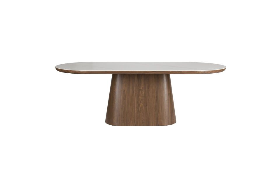 La mesa de comedor ovalada Almira combina sencillez y modernidad